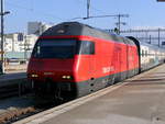 SBB - 460 077-1 vor RE bei der einfahrt im Bahnhof Biel am 07.12.2017