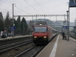 SBB - 460 102-7 mit IR bei der einfahrt in den Bahnhof von Liestal am 23.12.2017