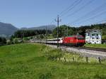 Die Re 460 008 mit einem  ICN Ersatzzug am 26.05.2017 unterwegs bei Steinen.