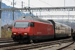 Re 460 101-9, fährt beim Bahnhof Spiez ein.