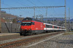 Re 460 065-6 durchfährt den Bahnhof Gelterkinden.