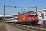 Re 460 081-3 fährt Richtung Bahnhof Muttenz.