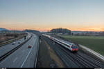 IR 15 Genève Aéroport - Luzern am 25. Februar 2019 auf der NBS bei Hindelbank. Die NBS folgt auf einem grossen Teil der Strecke dem Verlauf der Autobahn A1. Züge mit eingeklemmter Lok zwischen Modul und Stammkomp sind eher ungewöhnlich. Ob das bei diesem Zug planmässig ist, weiss ich nicht.