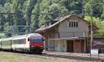 Der InterRegio Zrich - Basel durcheilt den stillgelegten Bahnhof Effingen/AG , Schiebelok ist die Re460105 (19.Juni 2005)