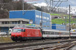 Re 460 030-0 durchfährt den Bahnhof Lausen.