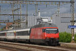 Re 460 025-0 durchfährt den Bahnhof Rupperswil.