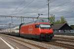 Re 460 074-8 durchfährt den Bahnhof Rupperswil.