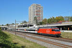 Re 460 057-3 fährt Richtung Bahnhof Muttenz.