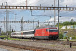 Re 460 053-2 durchfährt den Bahnhof Pratteln.