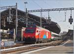 Jubiläums-Werbeloks am Grossen und Kleinen See: In Lausanne verlässt die SBB Re 460 058 (UIC 91 85 4 460 058-1 CH-SBB)  100 Jahre Zirkus KNIE  mit ihrem IR 90 1814 den Bahnhof in Richtung Genève-Aéroport. 

6. Dez. 2019