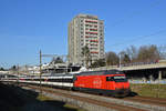 Re 460 037-5 fährt Richtung Bahnhof Muttenz.