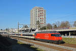 Re 460 014-4 fährt Richtung Bahnhof Muttenz.