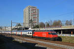 Re 460 081-3 fährt Richtung Bahnhof Muttenz.