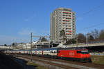 Re 460 021-9 fährt Richtung Bahnhof Muttenz.