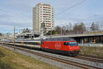 Re 460 105-0 fährt Richtung Bahnhof Muttenz.