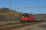 Re 460 105-0 durchfährt den Bahnhof Gelterkinden.