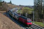 Bei Unterhard befindet sich eine unerkannt gebliebene Re 460 mit den Wagen des IR75 2122 auf der Fahrt von Konstanz nach Luzern (09.02.2020).