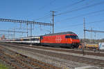 Re 460 105-0 durchfährt den Bahnhof Muttenz.