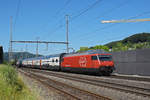 Re 460 100-1 durchfährt den Bahnhof Gelterkinden.