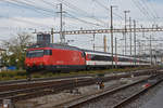 Re 460 021-9 durchfährt den Bahnhof Pratteln.