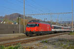 Re 460 060-7 durchfährt den Bahnhof Gelterkinden. Die Aufnahme stammt vom11.11.2020.