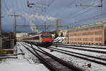 IC 61 für Interlaken Ost hier in dem Bahnhof von Ostermundigen am 28.12.2020