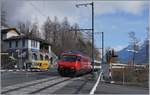 Die SBB Re 460 110 (UIC 91 85 4 460 110-0 CH-SBB) mit ihrem IC61 1070 nach Basel SBB den Bahnhof von Interlaken Ost verlassen, die Aare überquert und fährt nun an der Talstation der Harder