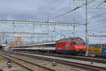 Re 460 069-8 durchfährt den Bahnhof Muttenz. Die Aufnahme stammt vom 13.03.2021.