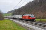 Re 460 000-3 fährt Richtung Bahnhof Tecknau.