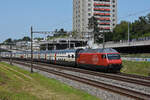 Re 460 077-1 fährt Richtung Bahnhof Muttenz.