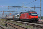 Re 460 069-8 durchfährt den Bahnhof Muttenz. Die Aufnahme stammt vom 13.08.2021.