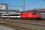 Re 460 074-8 durchfährt den Bahnhof Pratteln.