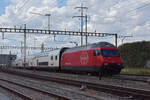 Re 460 050-8 durchfährt den Bahnhof Pratteln.