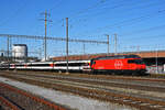 Re 460 074-8 durchfährt den Bahnhof Pratteln.