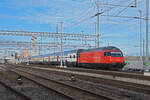 Re 460 018-5 durchfährt den Bahnhof Muttenz.