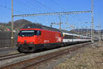 Re 460 115-9 wartet beim Bahnhof Gelterkinden.