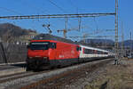 Re 460 031-8 wartet beim Bahnhof Gelterkinden.