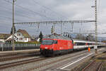 Re 460 108-4 durchfährt den Bahnhof Rupperswil.