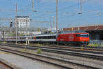 Re 460 091-2 durchfährt den Bahnhof Pratteln.