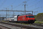 Re 460 054-0 durchfährt den Bahnhof Pratteln.