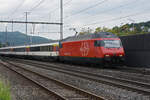 Re 460 017-7 durchfährt den Bahnhof Gelterkinden.