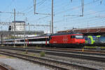 Re 460 024-3 durchfährt den Bahnhof Pratteln.