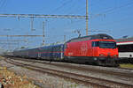 Re 460 052-4 durchfährt den Bahnhof Rheinfelden.