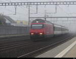 SBB - 460 035-9 unterwegs im Nebel in Richtung Olten im Bhf.