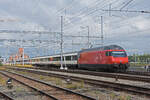 Re 460 037-5 durchfährt am 18.08.2022 den Bahnhof Muttenz.