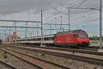 Re 460 074-8 durchfährt am 02.11.2022 den Bahnhof Pratteln.