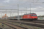 Re 460 054-0 durchfährt am 02.11.2022 den Bahnhof Pratteln.