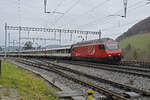 Re 460 115-9 durchfährt am 04.01.2023 den Bahnhof Effingen.