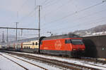 Re 460 012-8 durchfährt am 12.12.2022 den Bahnhof Gelterkinden.