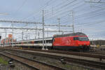 Re 460 115-9 durchfährt am 09.01.2023 den Bahnhof Muttenz.